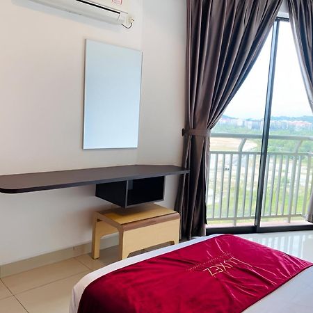 Marina Heights Hotel Residences Lumut Esterno foto