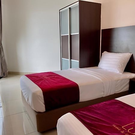 Marina Heights Hotel Residences Lumut Esterno foto