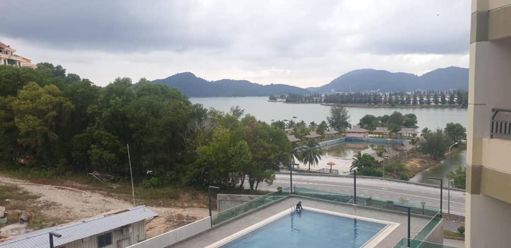 Marina Heights Hotel Residences Lumut Esterno foto