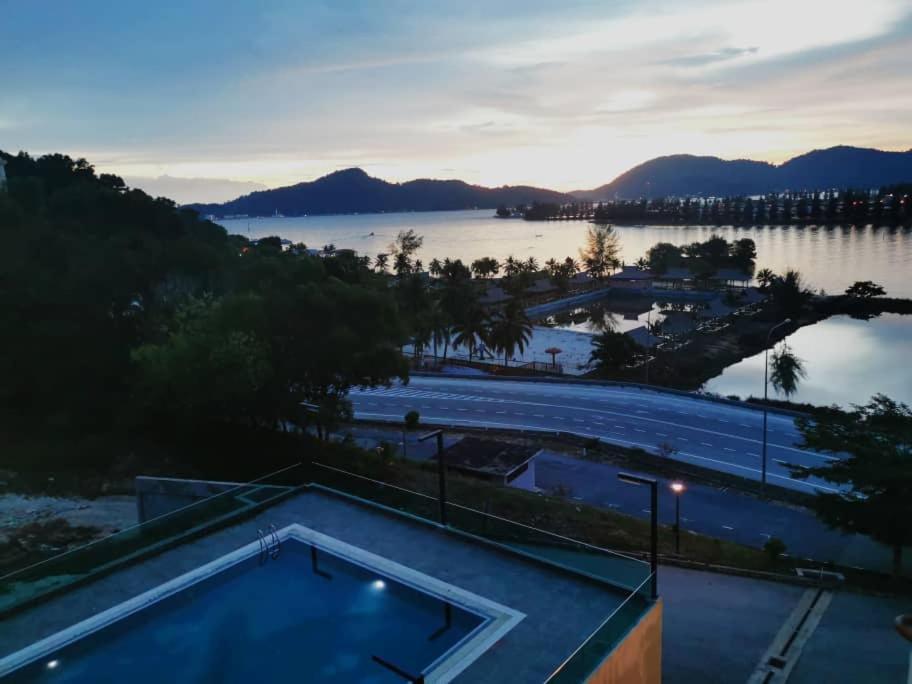 Marina Heights Hotel Residences Lumut Esterno foto