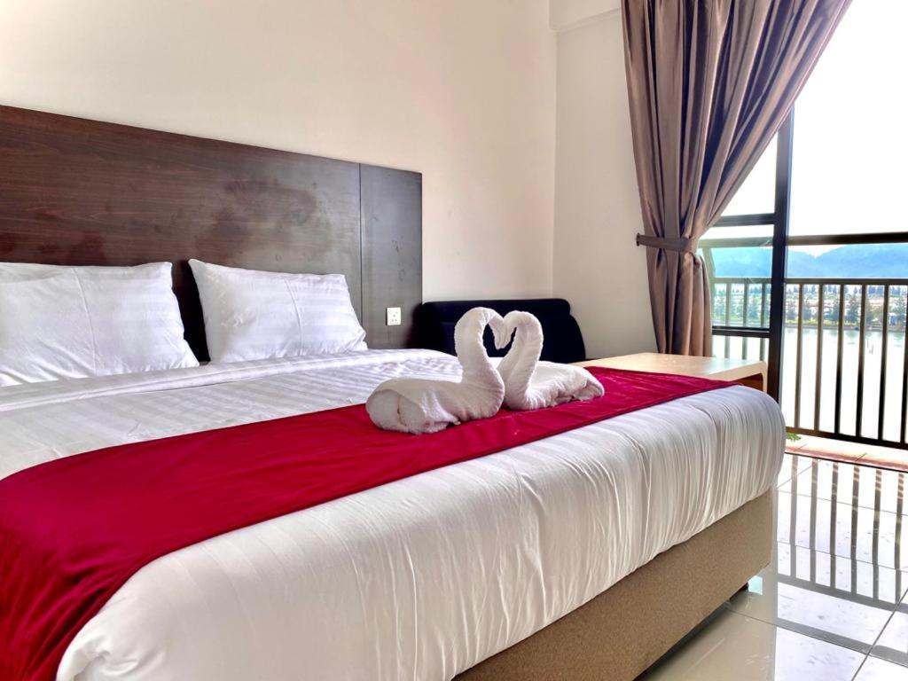 Marina Heights Hotel Residences Lumut Esterno foto