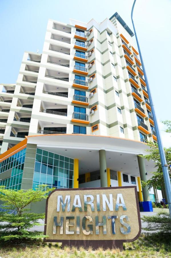 Marina Heights Hotel Residences Lumut Esterno foto