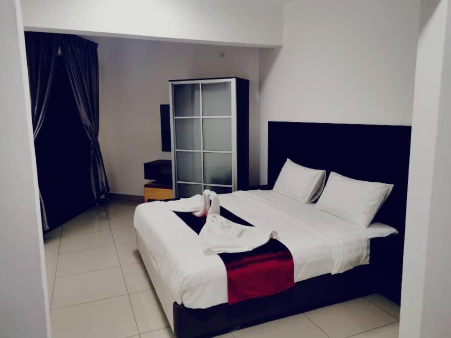 Marina Heights Hotel Residences Lumut Esterno foto