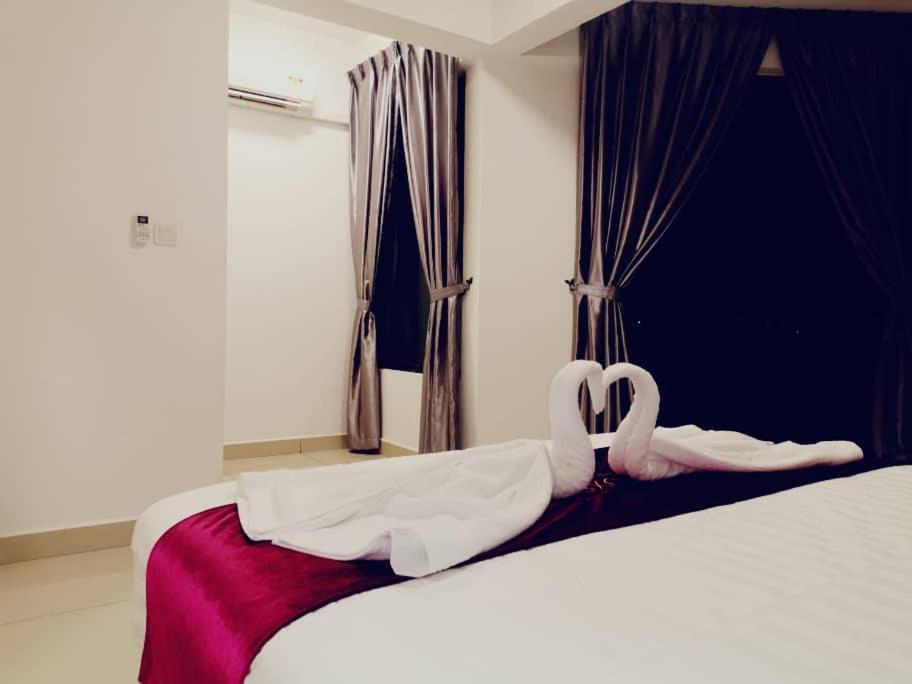 Marina Heights Hotel Residences Lumut Esterno foto