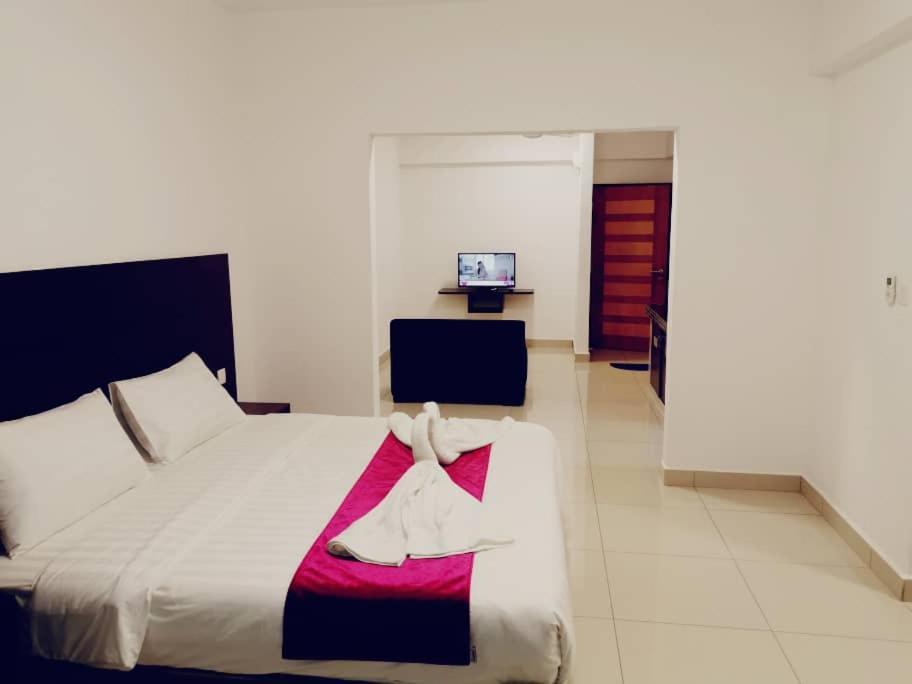 Marina Heights Hotel Residences Lumut Esterno foto