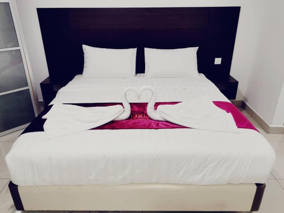 Marina Heights Hotel Residences Lumut Esterno foto