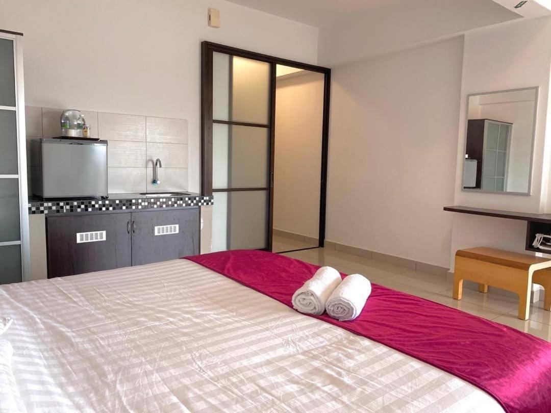 Marina Heights Hotel Residences Lumut Esterno foto