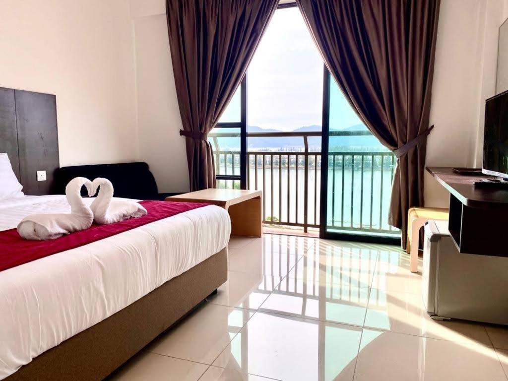 Marina Heights Hotel Residences Lumut Esterno foto