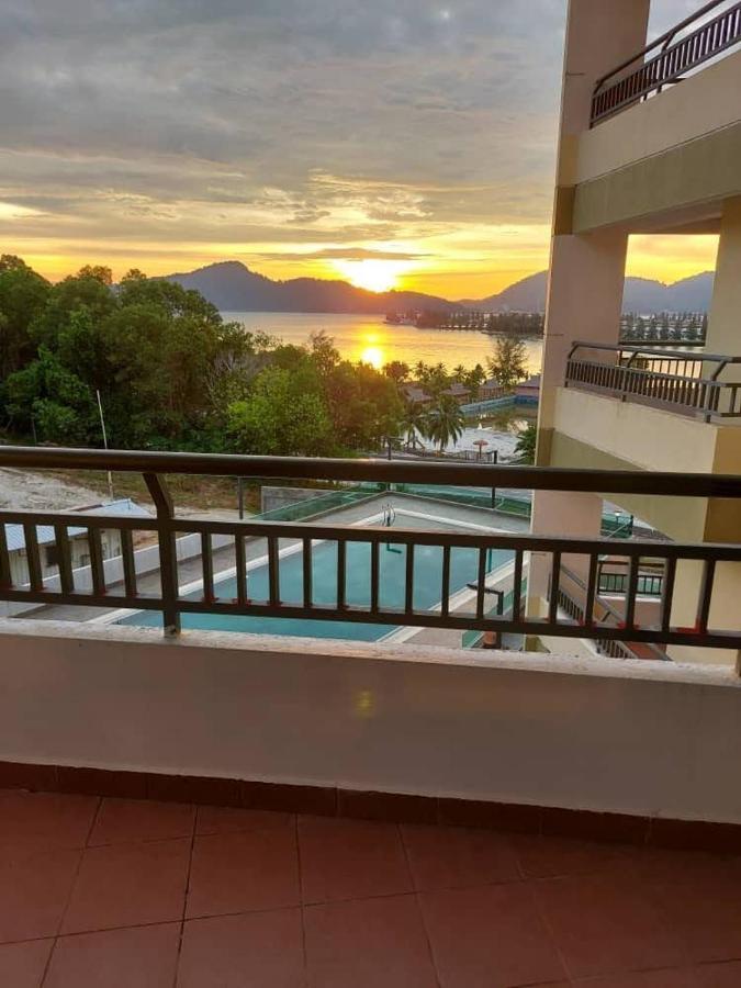 Marina Heights Hotel Residences Lumut Esterno foto