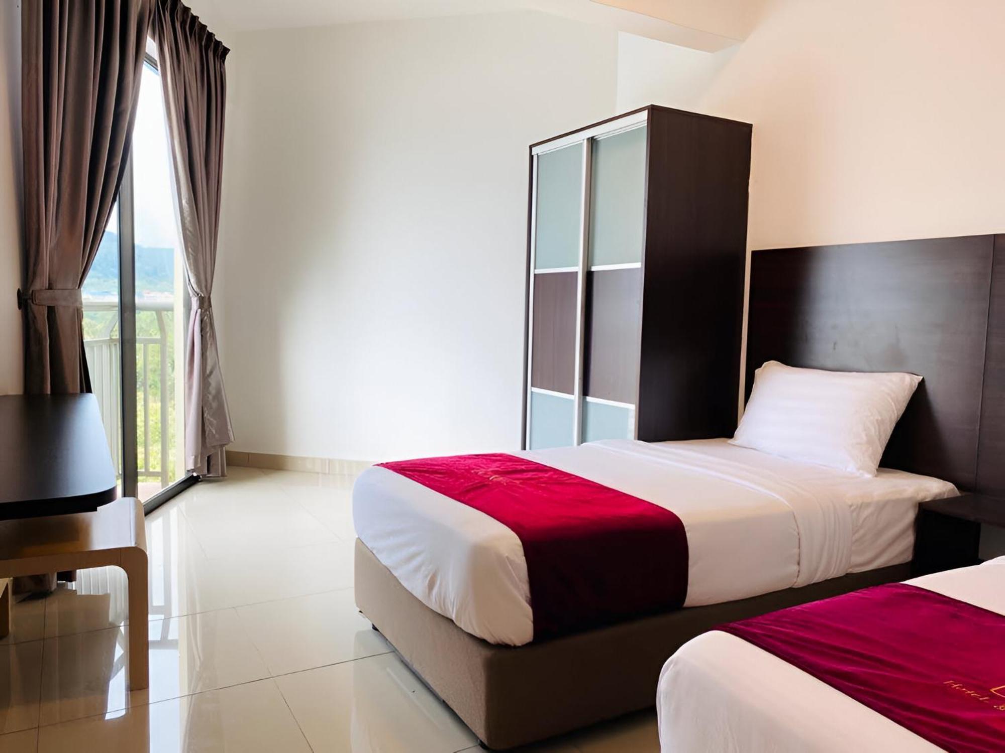 Marina Heights Hotel Residences Lumut Esterno foto